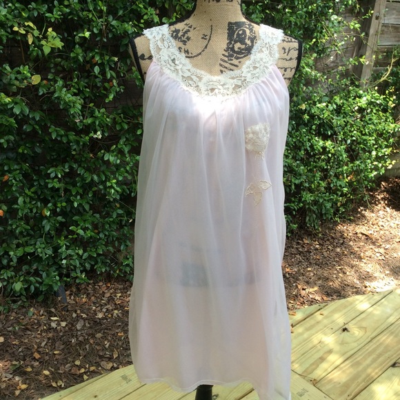 Lovely pink gown with ecru lace - Picture 2 of 6